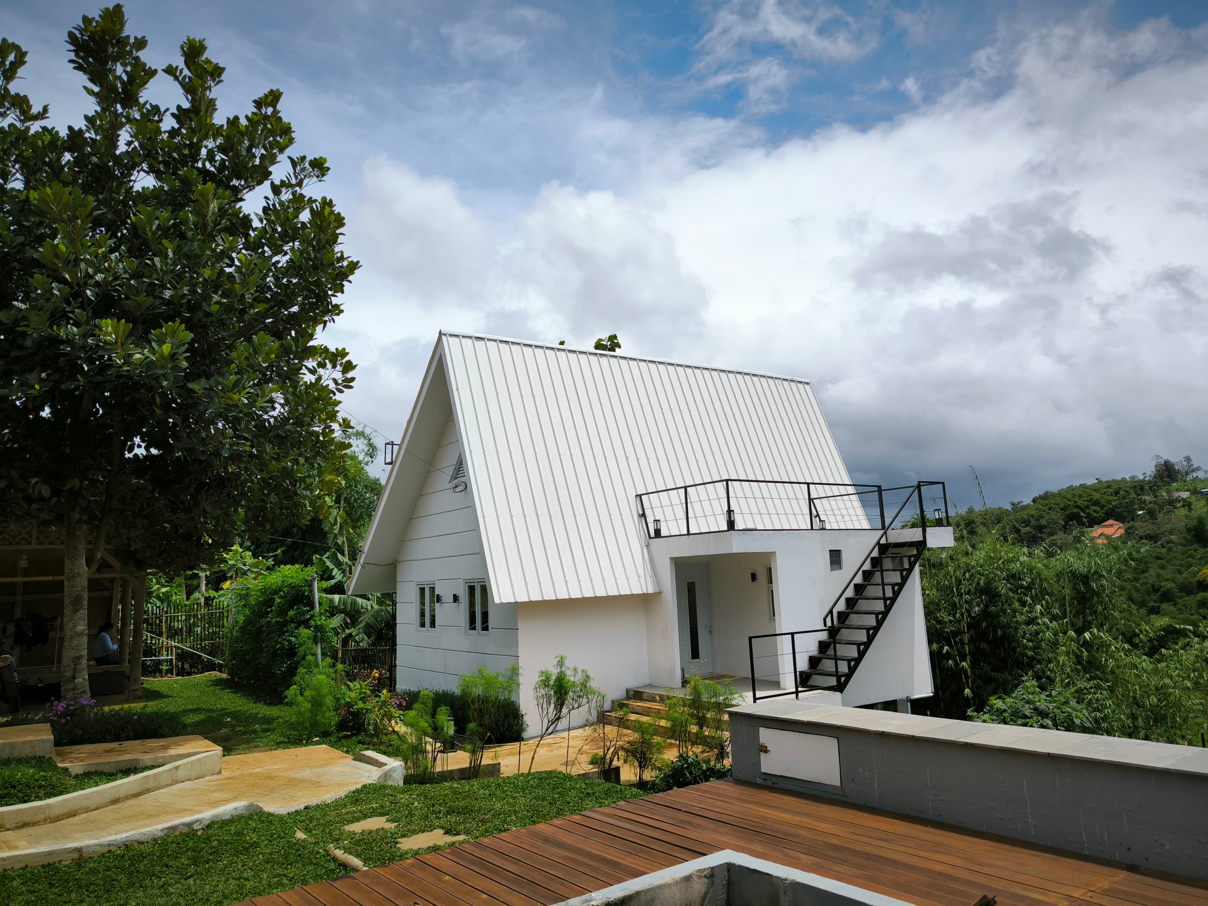 Weisses Gartenhaus - 2